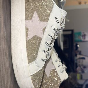 VINTAGE HAVANA SZ 8 Gold Glitter Sneakers with Star Detail